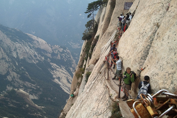 Caminho da Morte, na China, é considerado uma das trilhas mais ...
